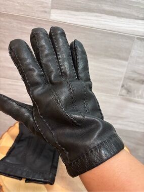 3/$30 Vintage genuine black leather gloves Soft interior lining size 9.5